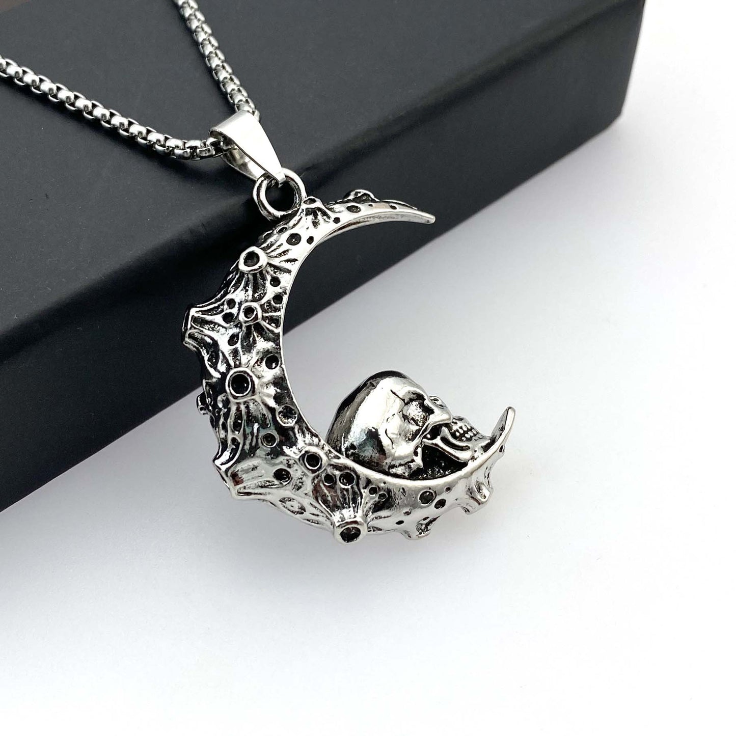 New fashion trend creative moon necklace retro hip hop crescent skull pendant men's accessories