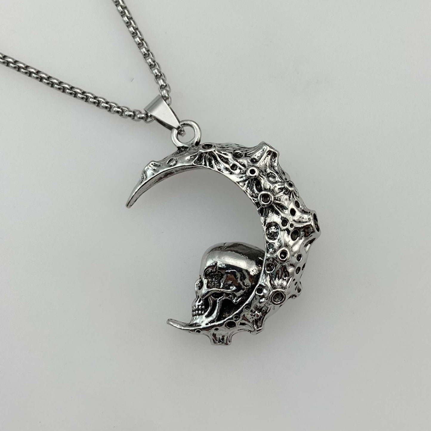 New fashion trend creative moon necklace retro hip hop crescent skull pendant men's accessories